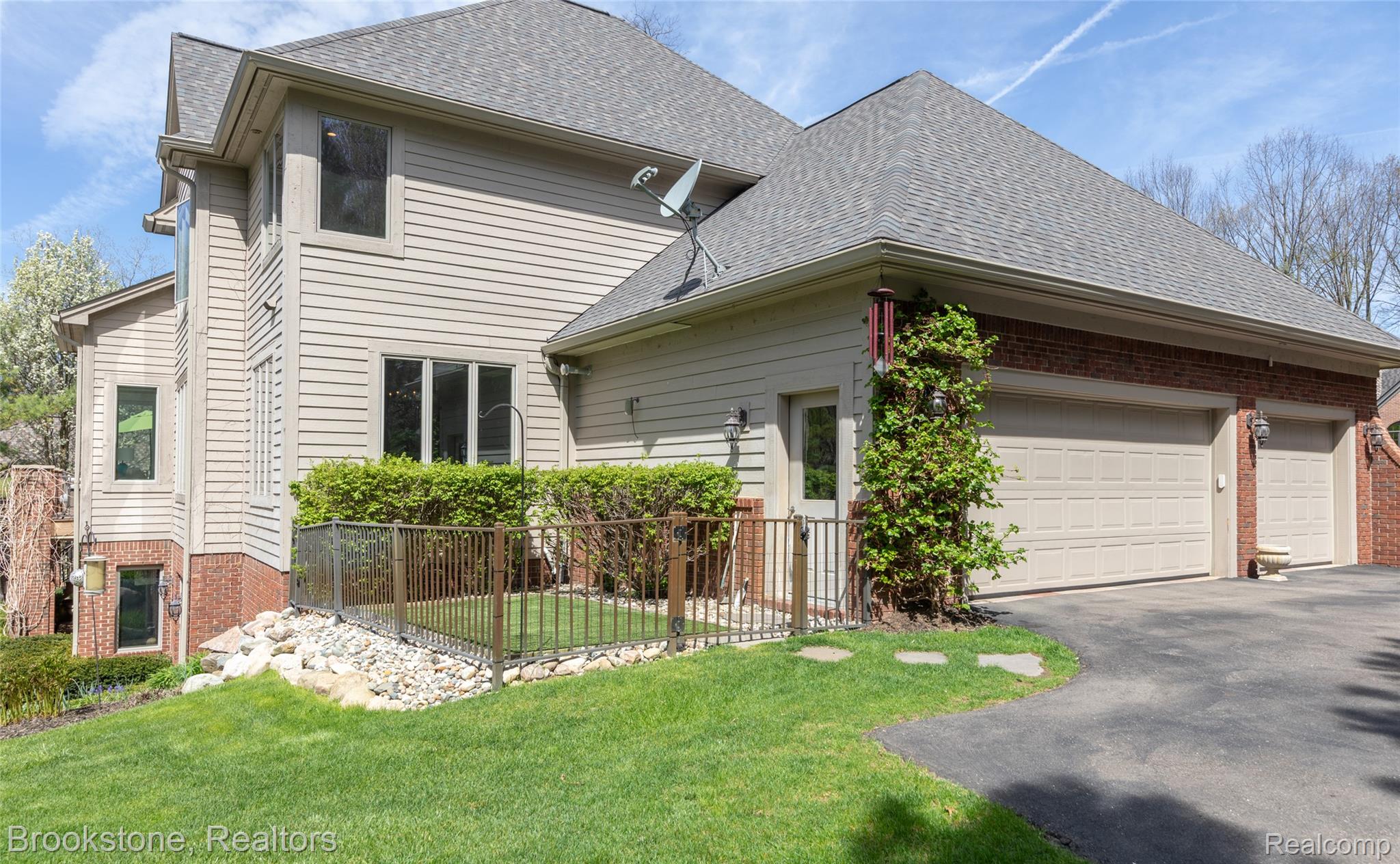 9811 KINGSTON POINTE