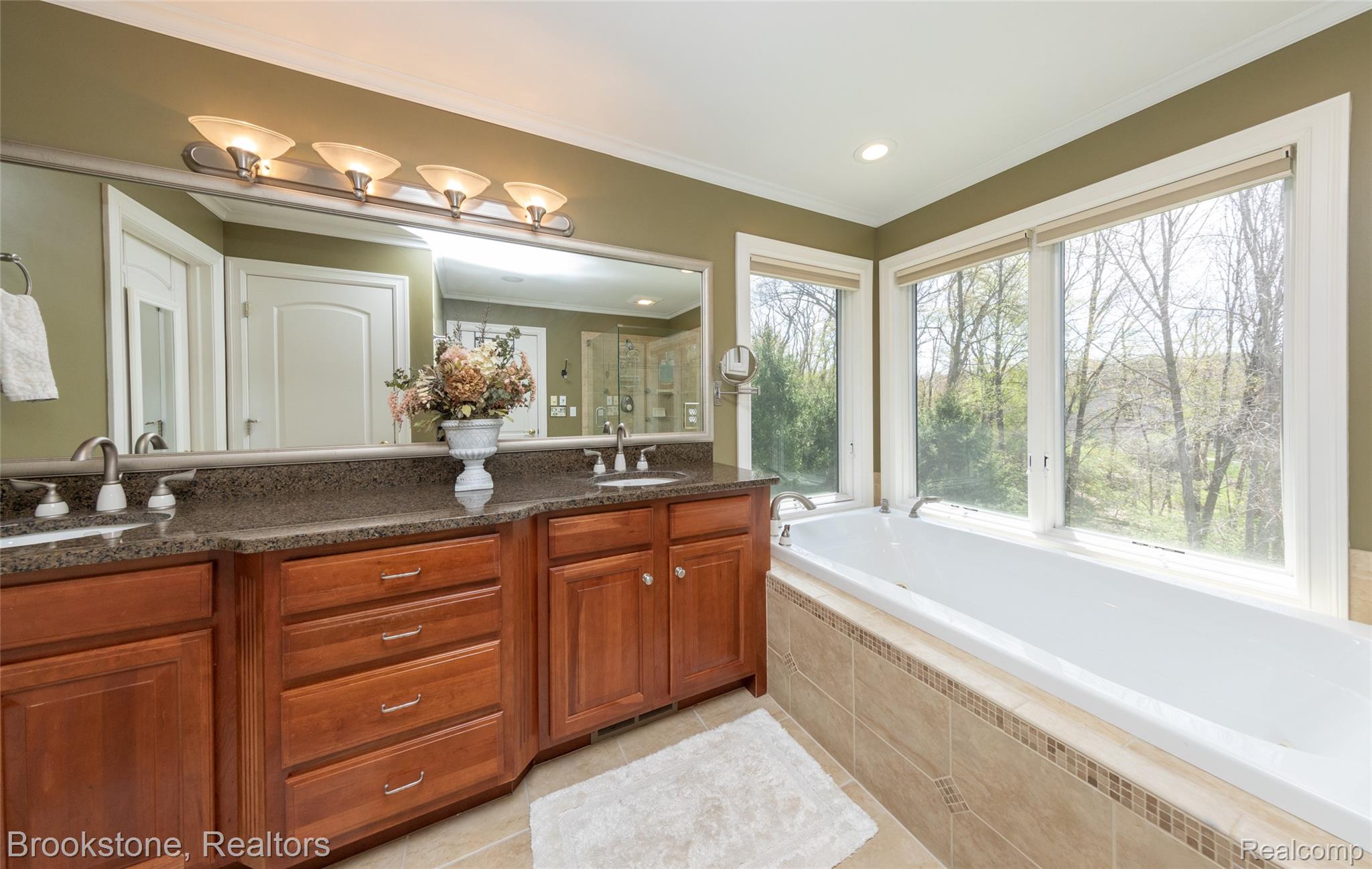 9811 KINGSTON POINTE