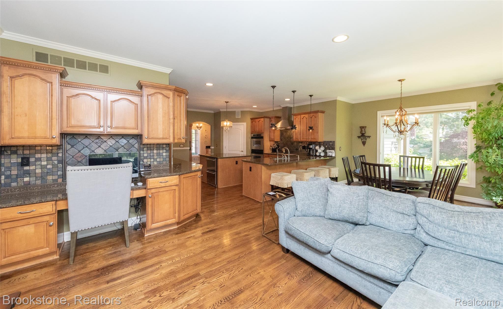 9811 KINGSTON POINTE