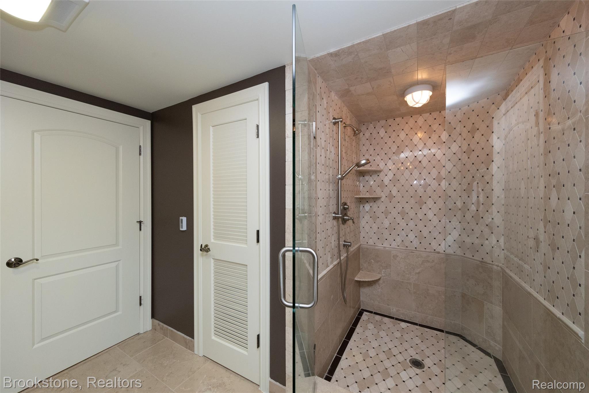 9811 KINGSTON POINTE
