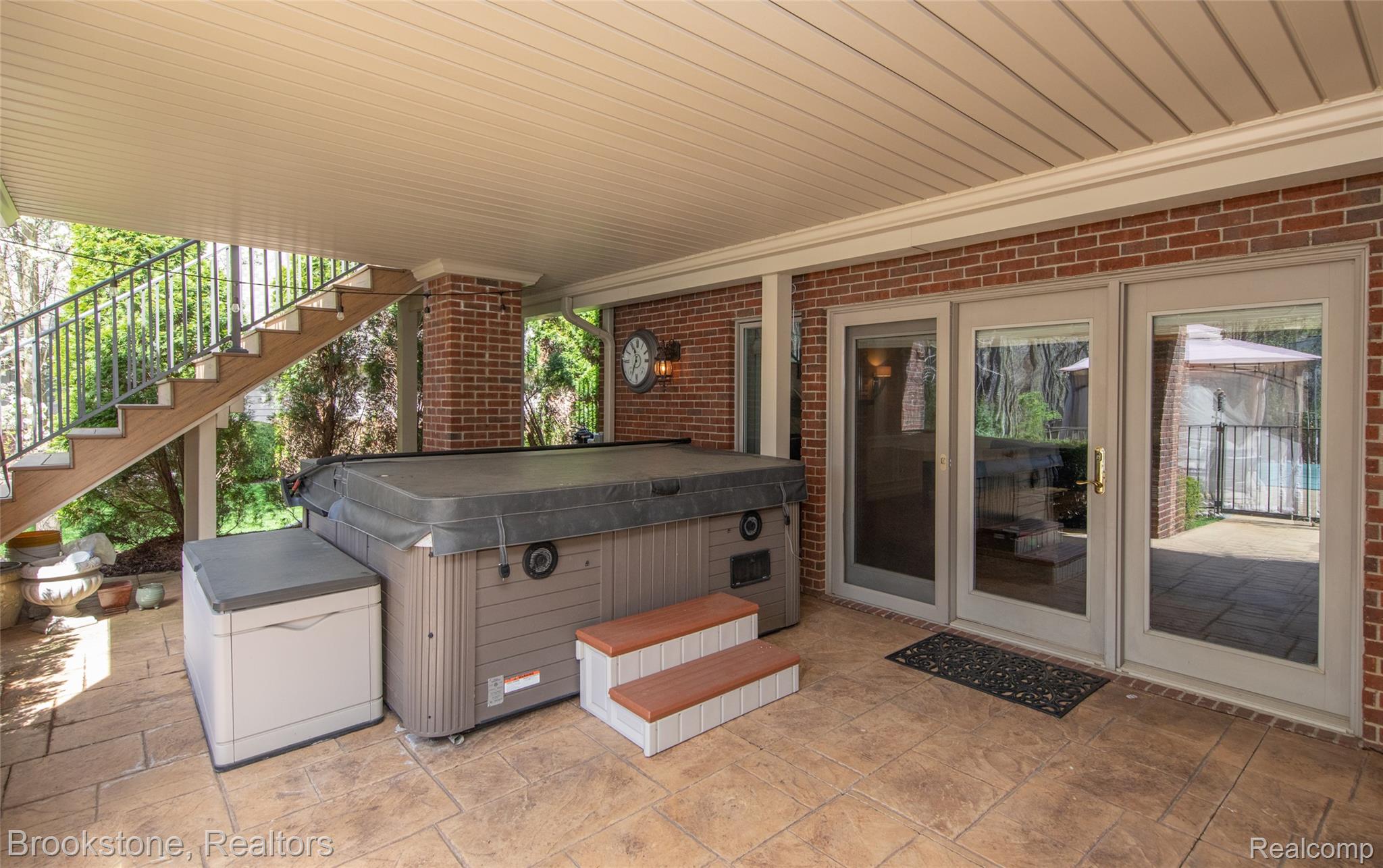 9811 KINGSTON POINTE