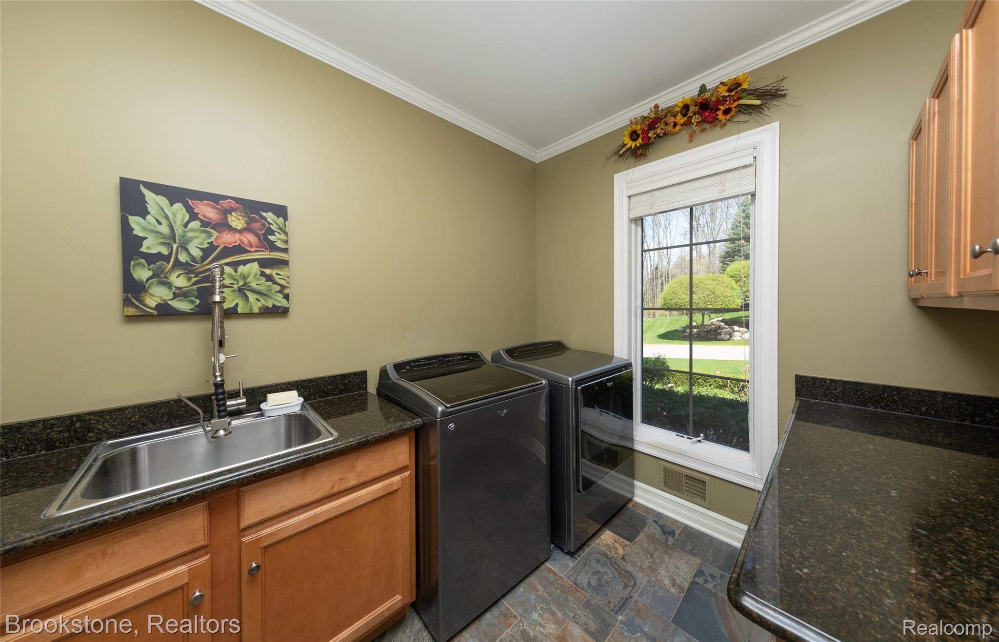 9811 KINGSTON POINTE