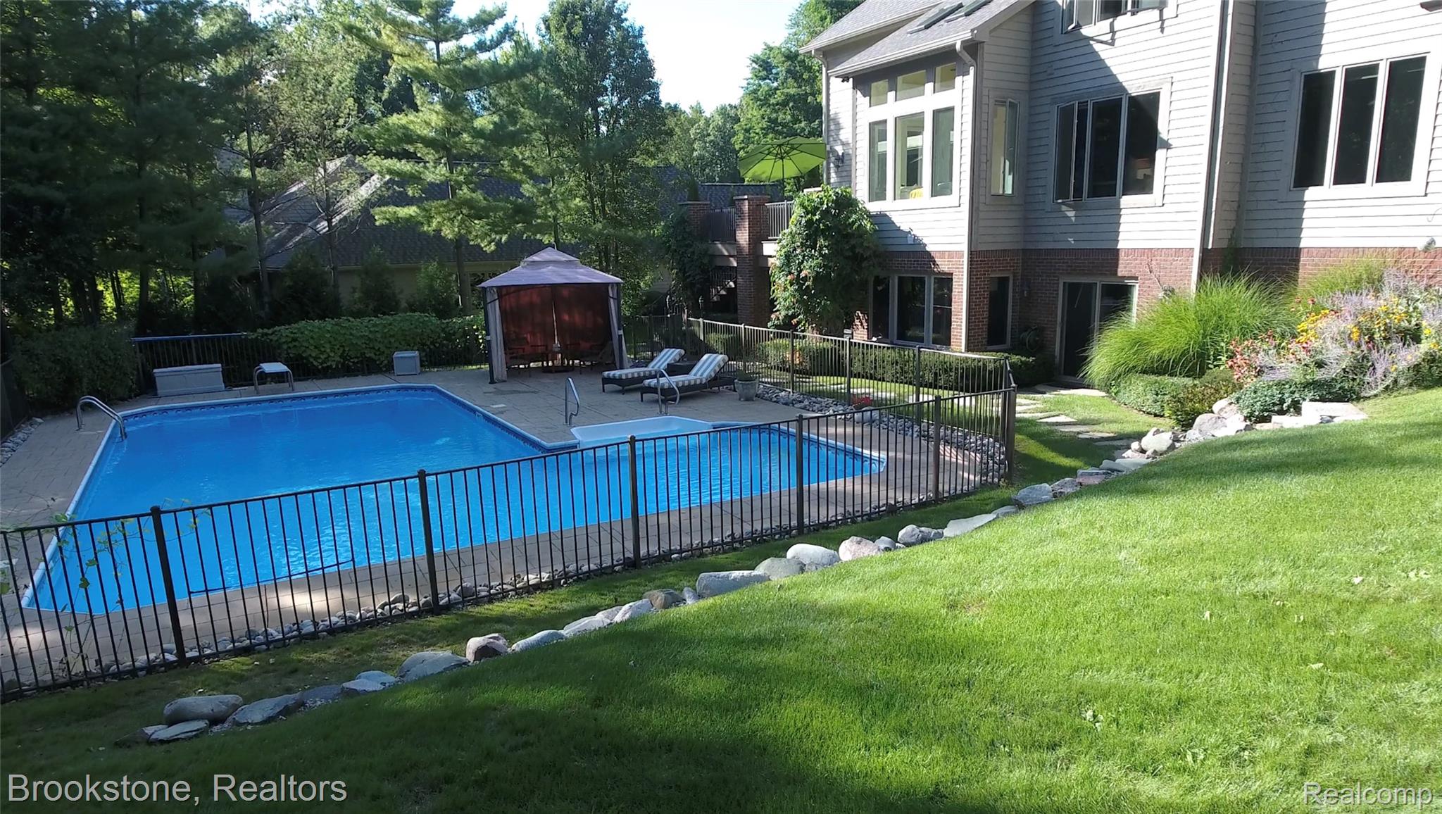 9811 KINGSTON POINTE