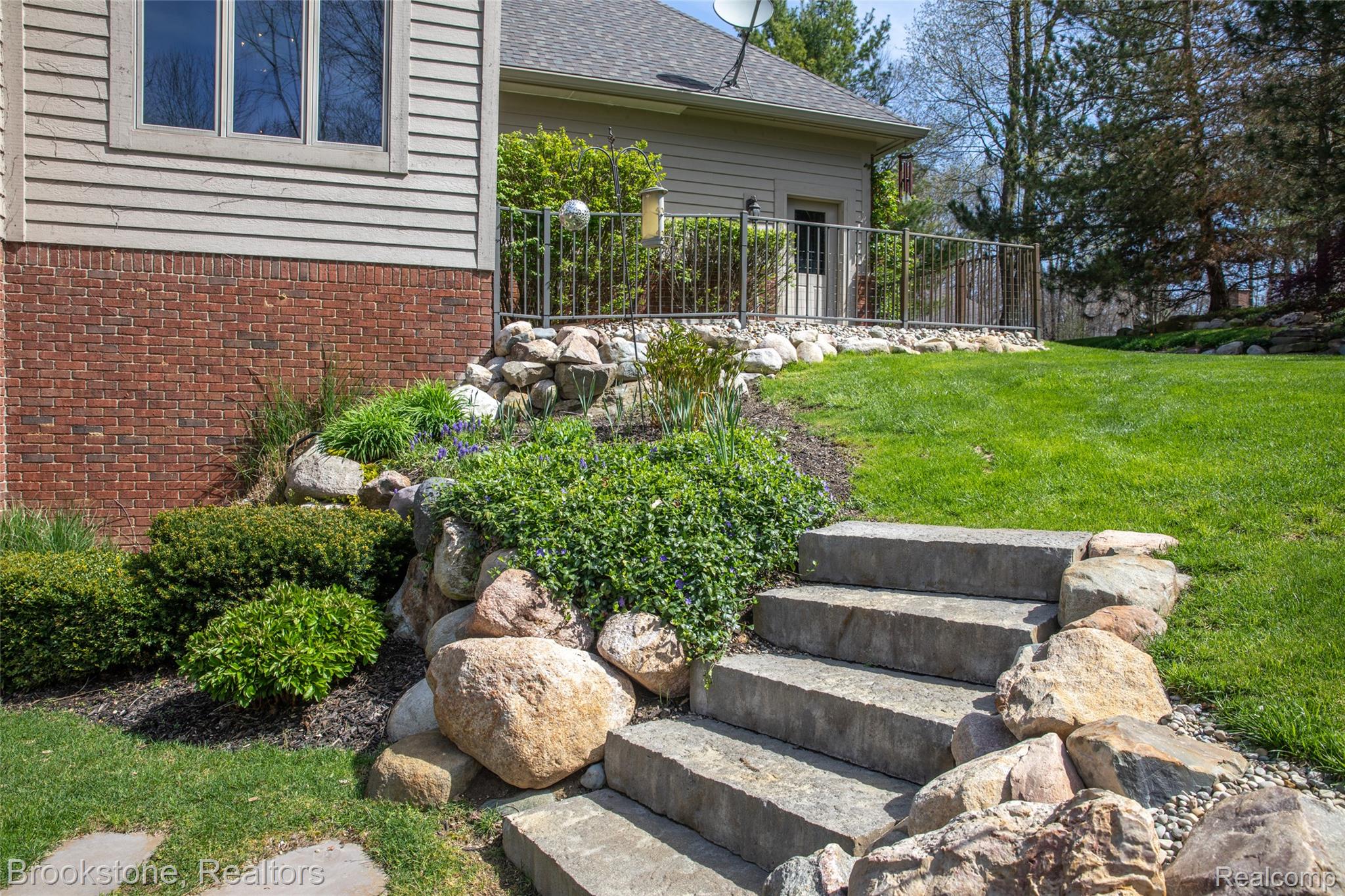 9811 KINGSTON POINTE