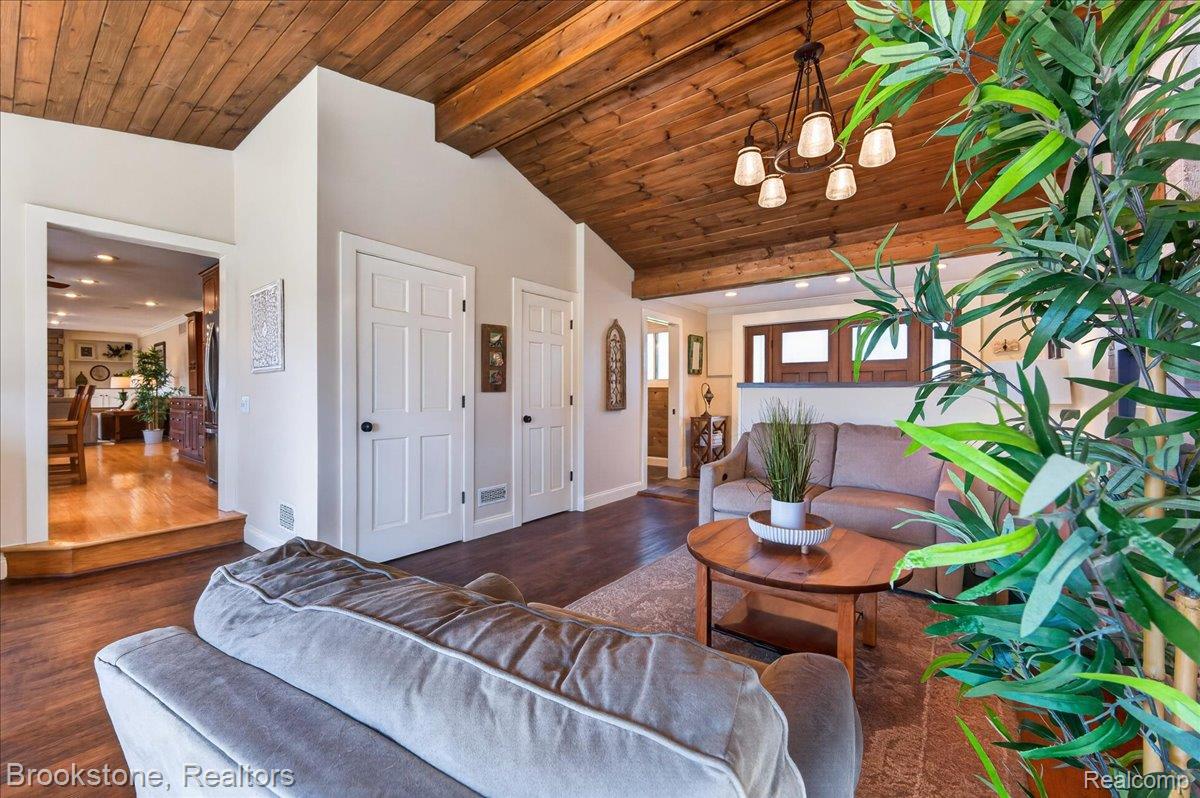 3426 KINGSWAY
