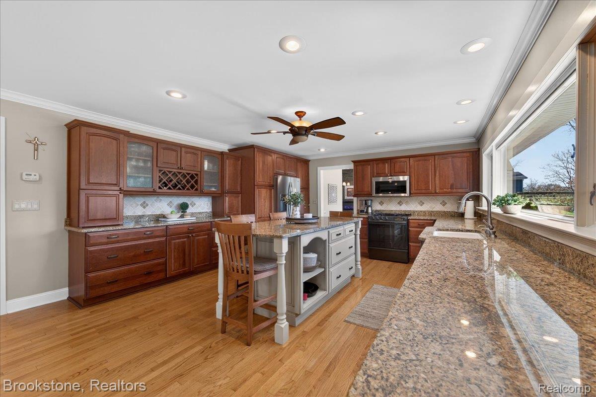 3426 KINGSWAY