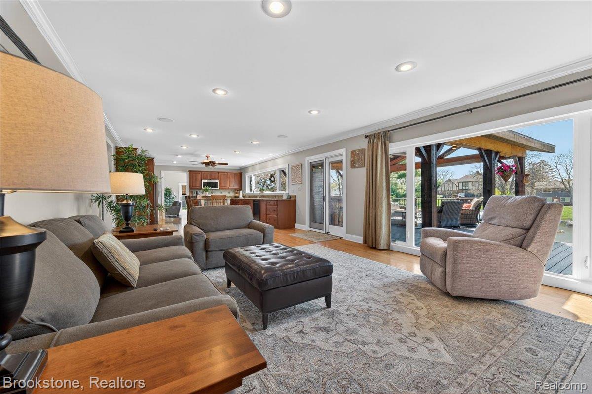 3426 KINGSWAY