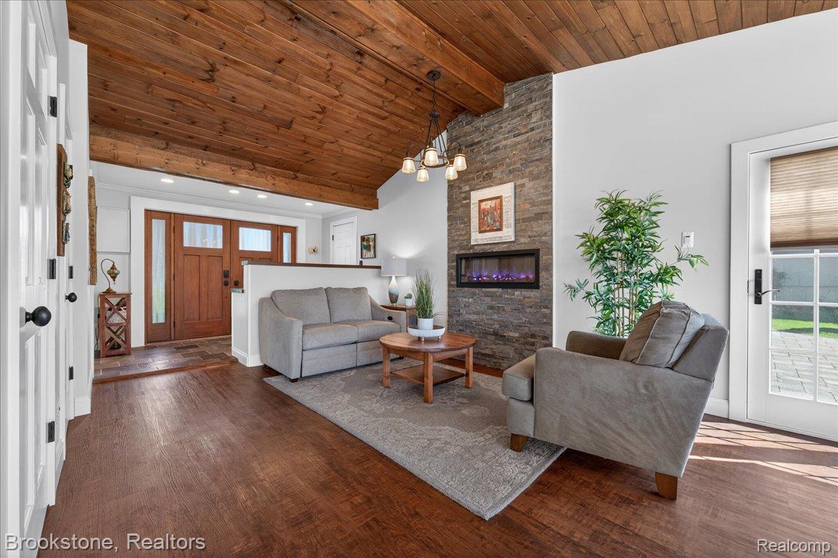 3426 KINGSWAY