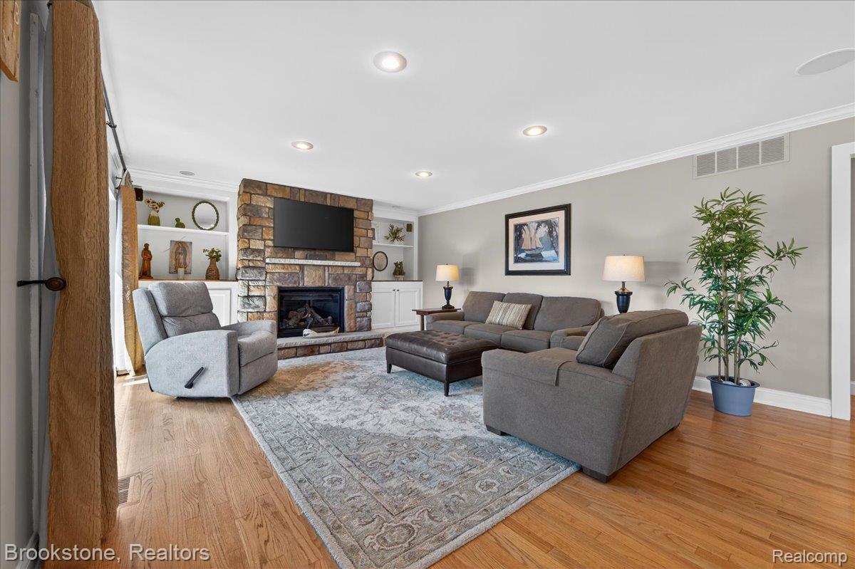 3426 KINGSWAY