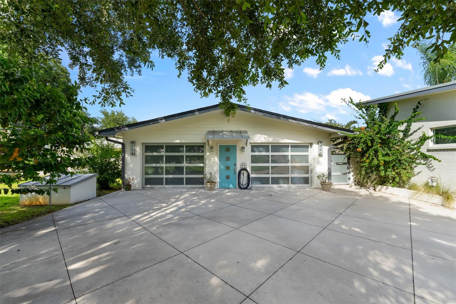 1402 S RIVERSIDE DR