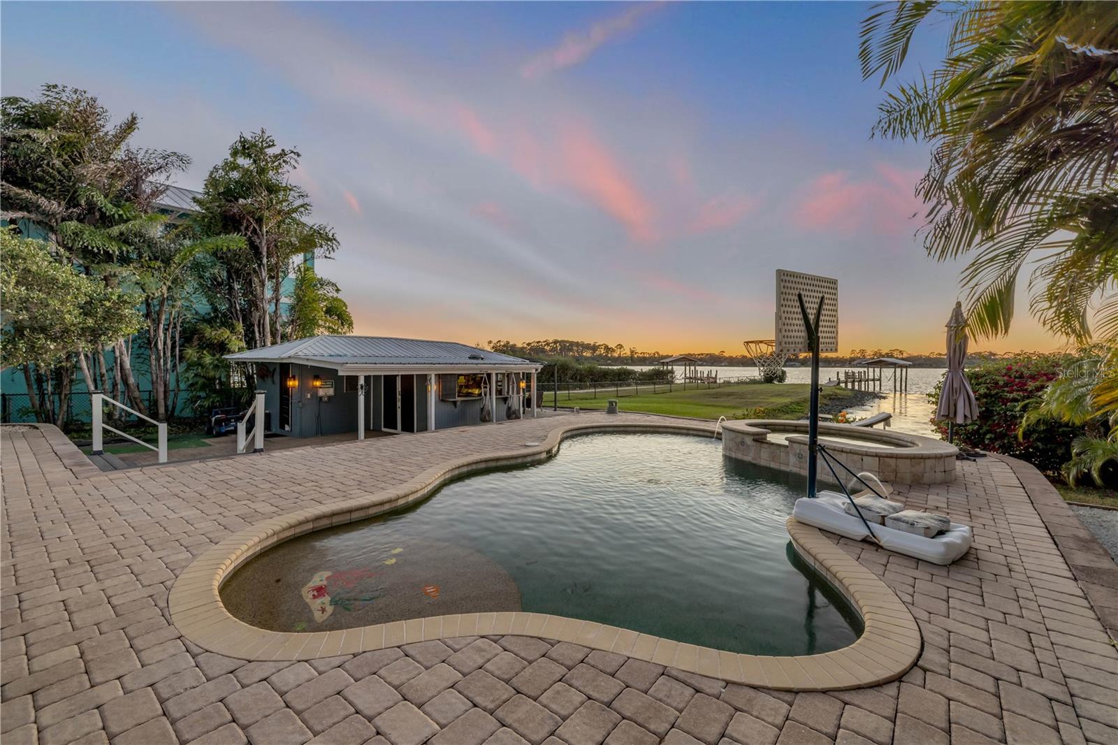 2718 SUNSET DR
