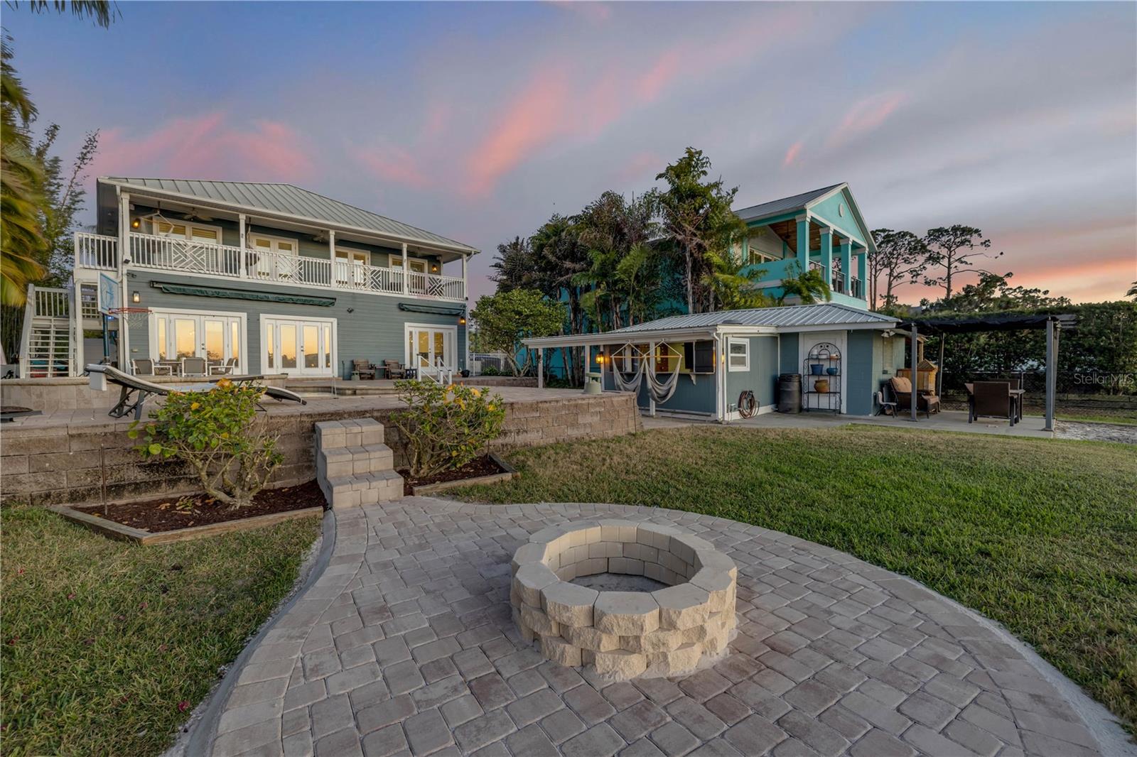 2718 SUNSET DR