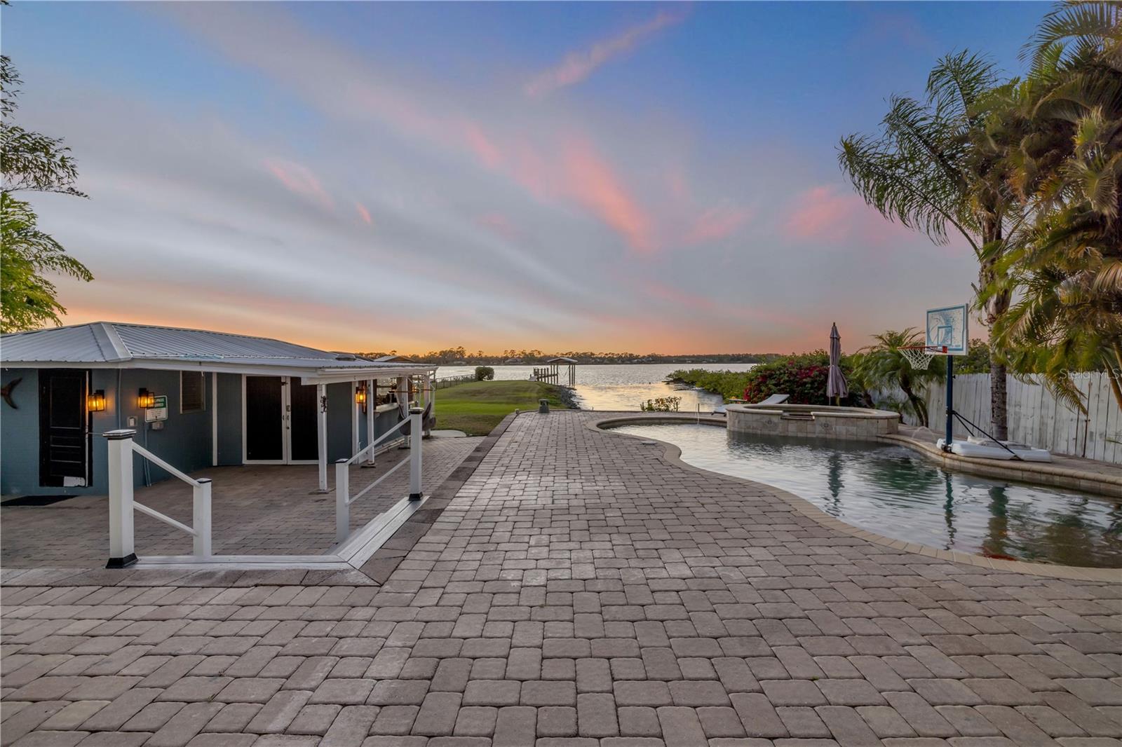 2718 SUNSET DR