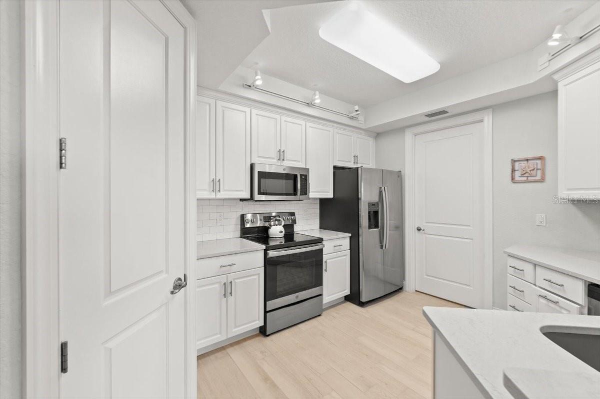 2 RIVERWALK DR #402