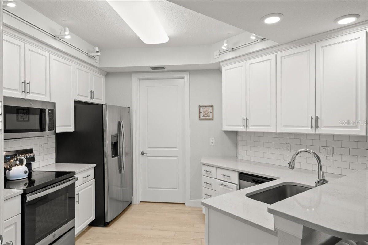 2 RIVERWALK DR #402
