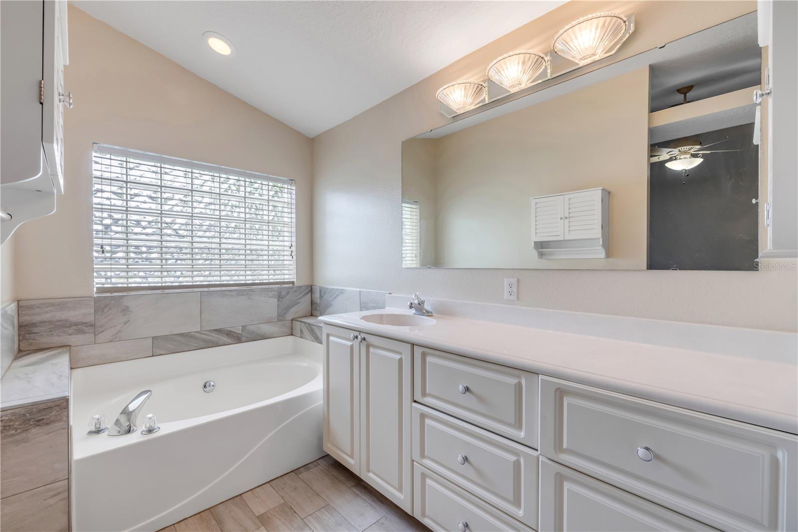 2243 DAVIS DR
