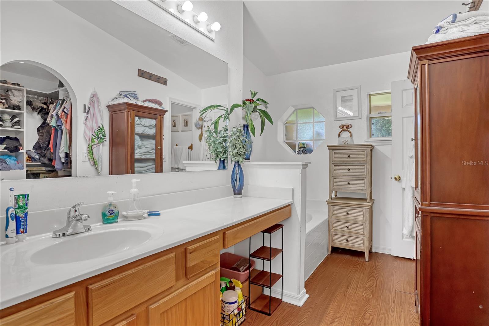 2210 SPRING CREEK CIR NE