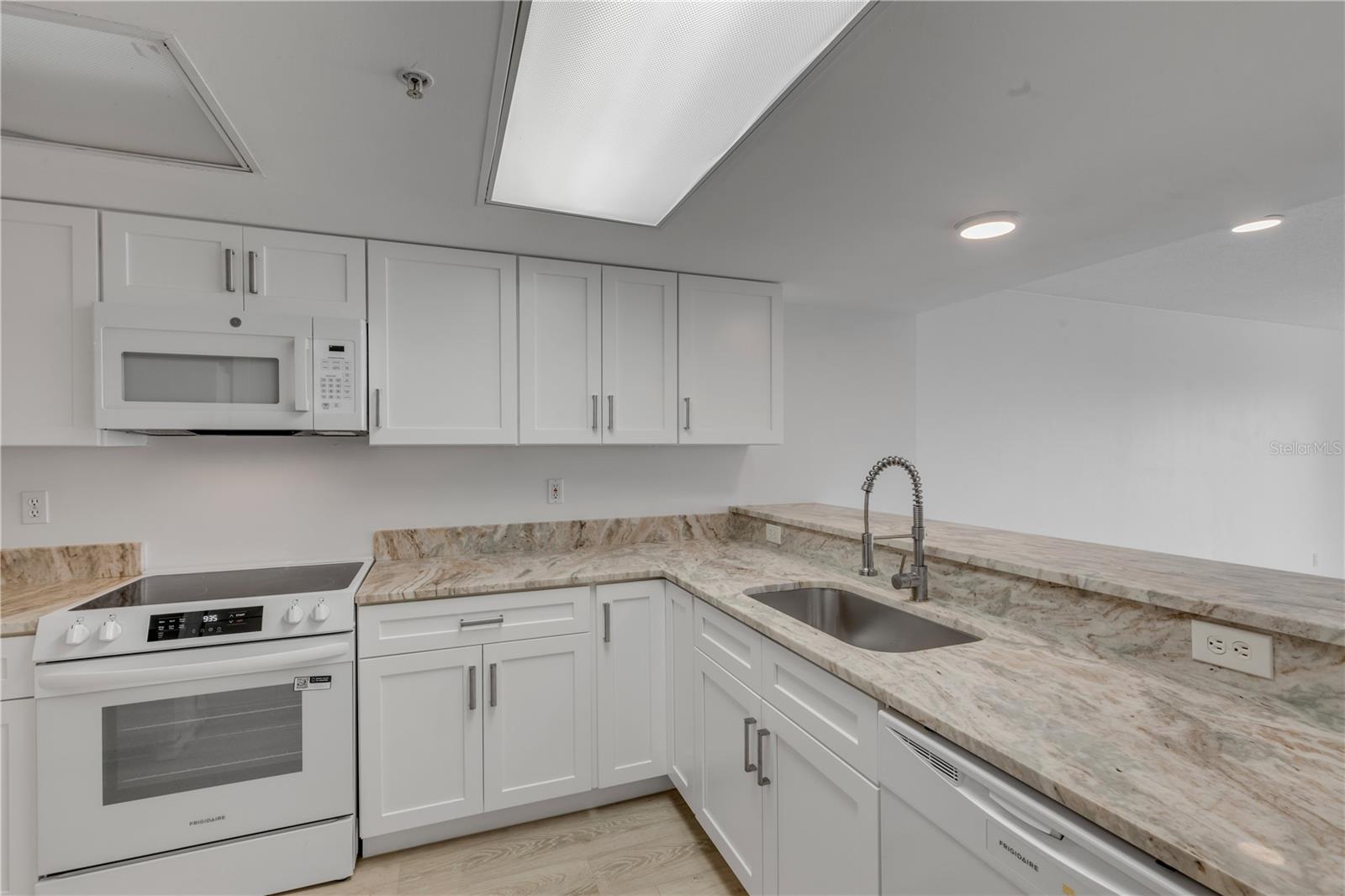 4 OCEANS WEST BLVD #402A