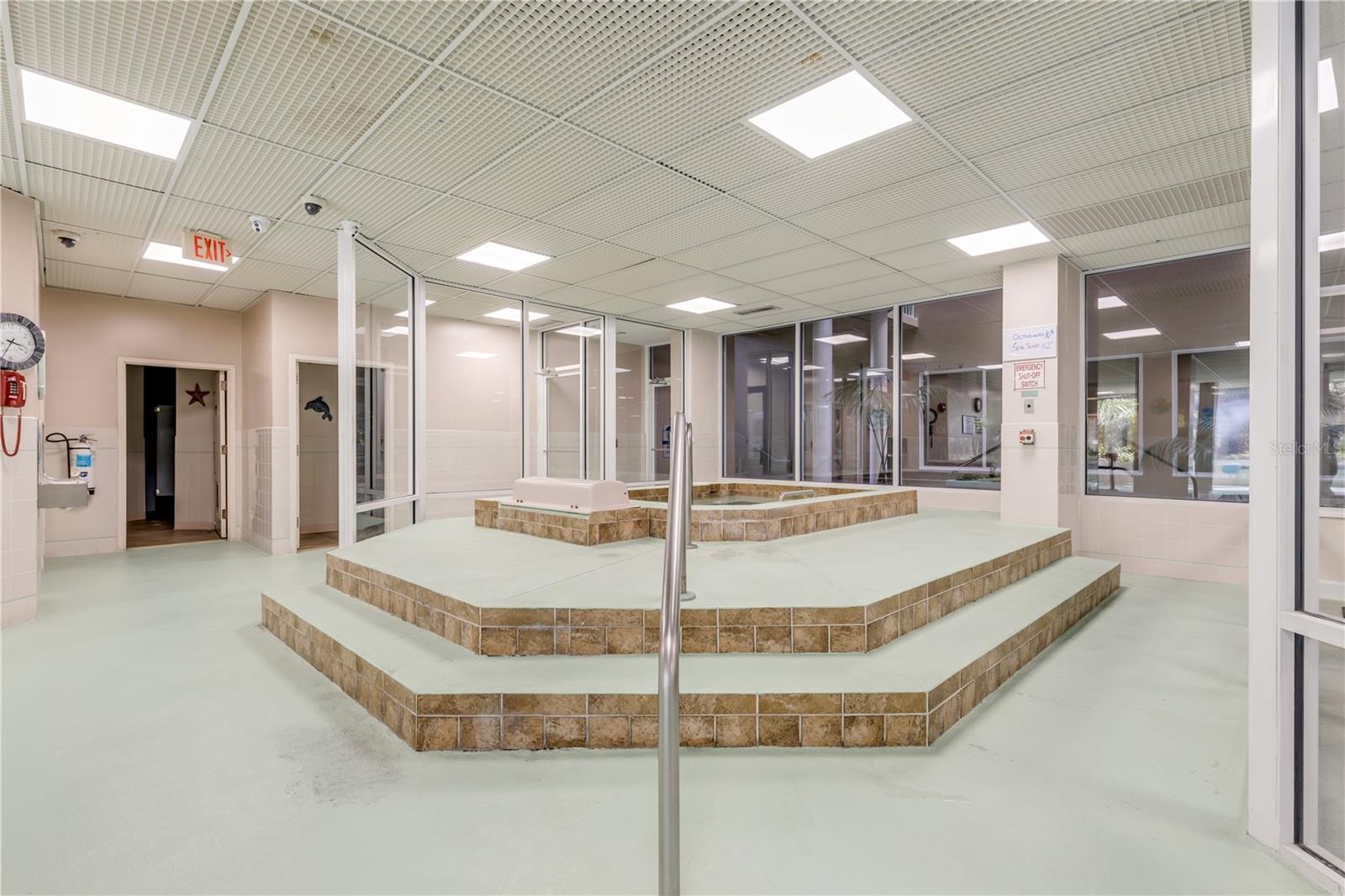 4 OCEANS WEST BLVD #402A