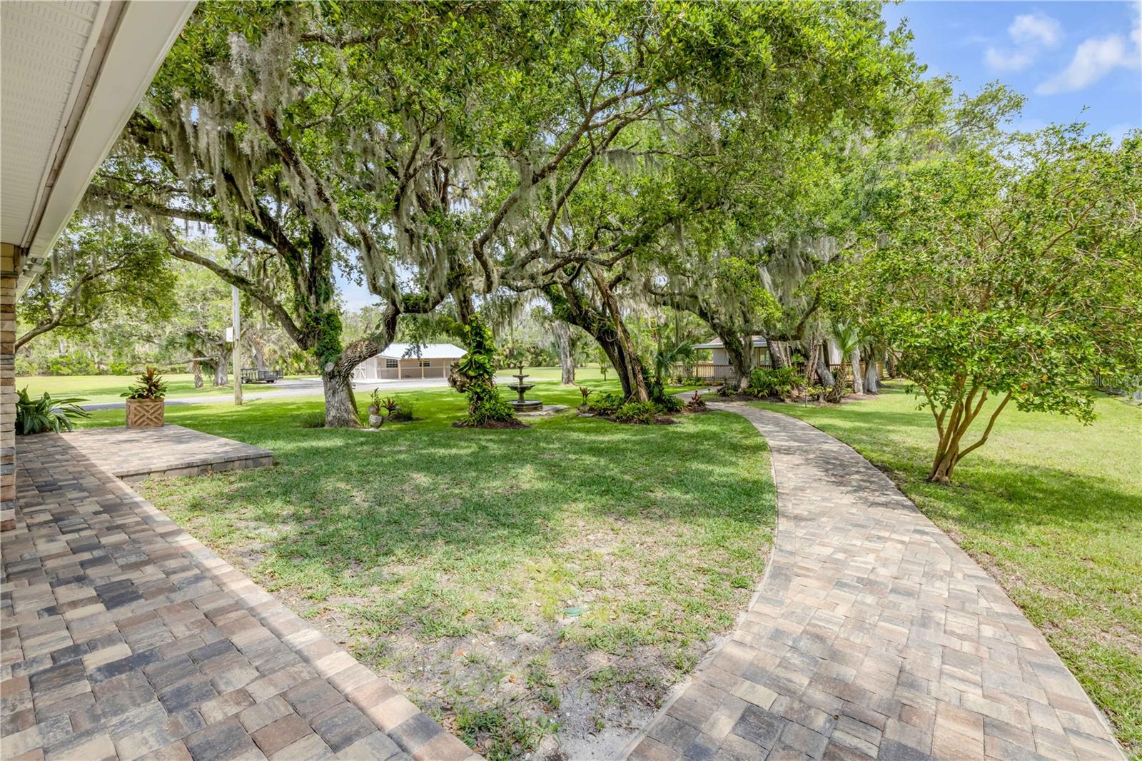 800 HIDDEN OAKS LN