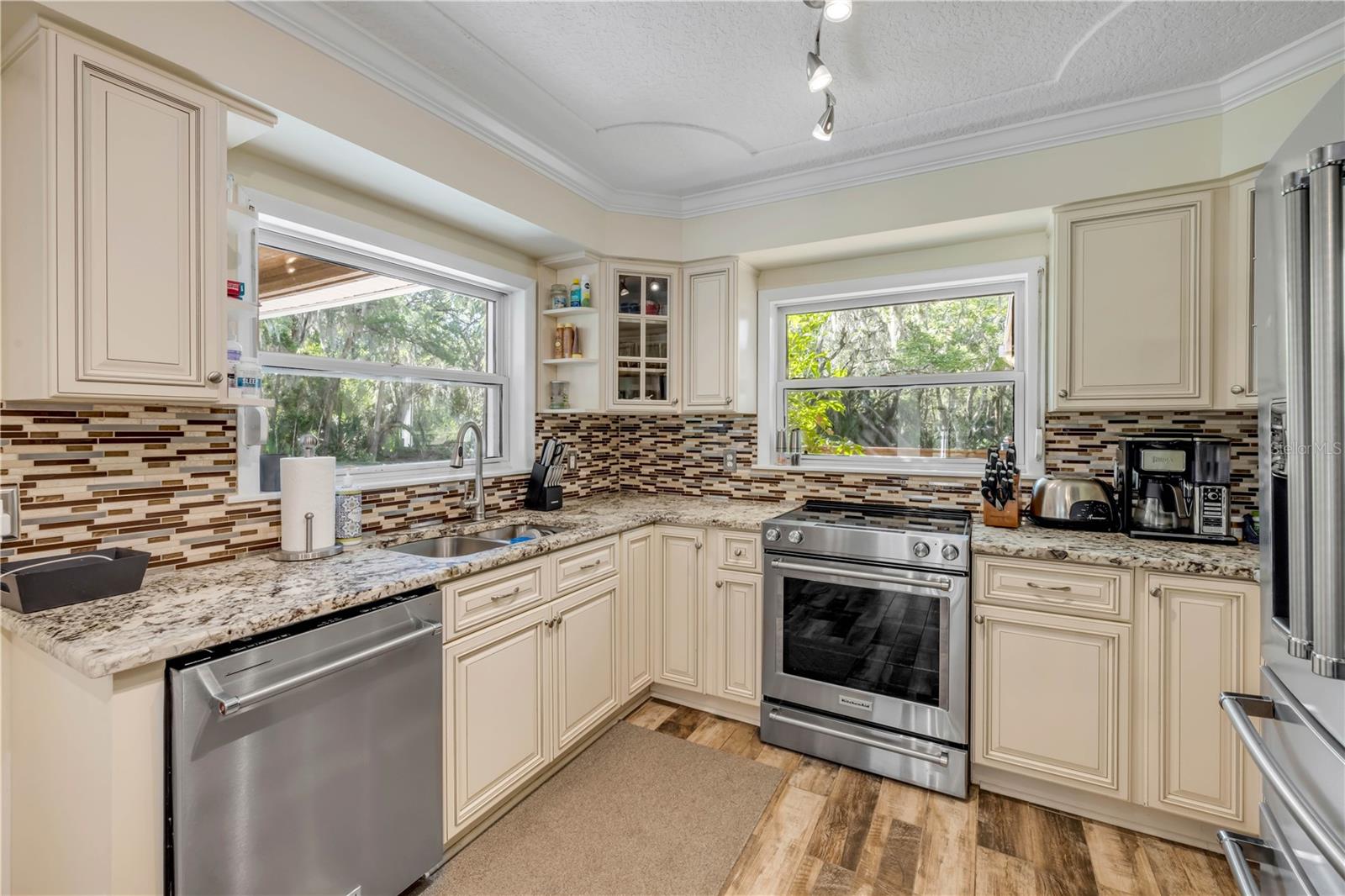 800 HIDDEN OAKS LN