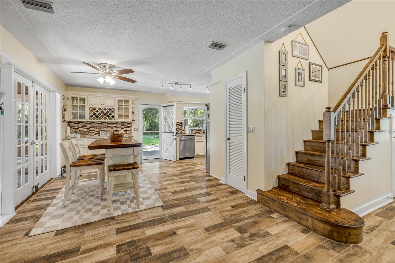 800 HIDDEN OAKS LN