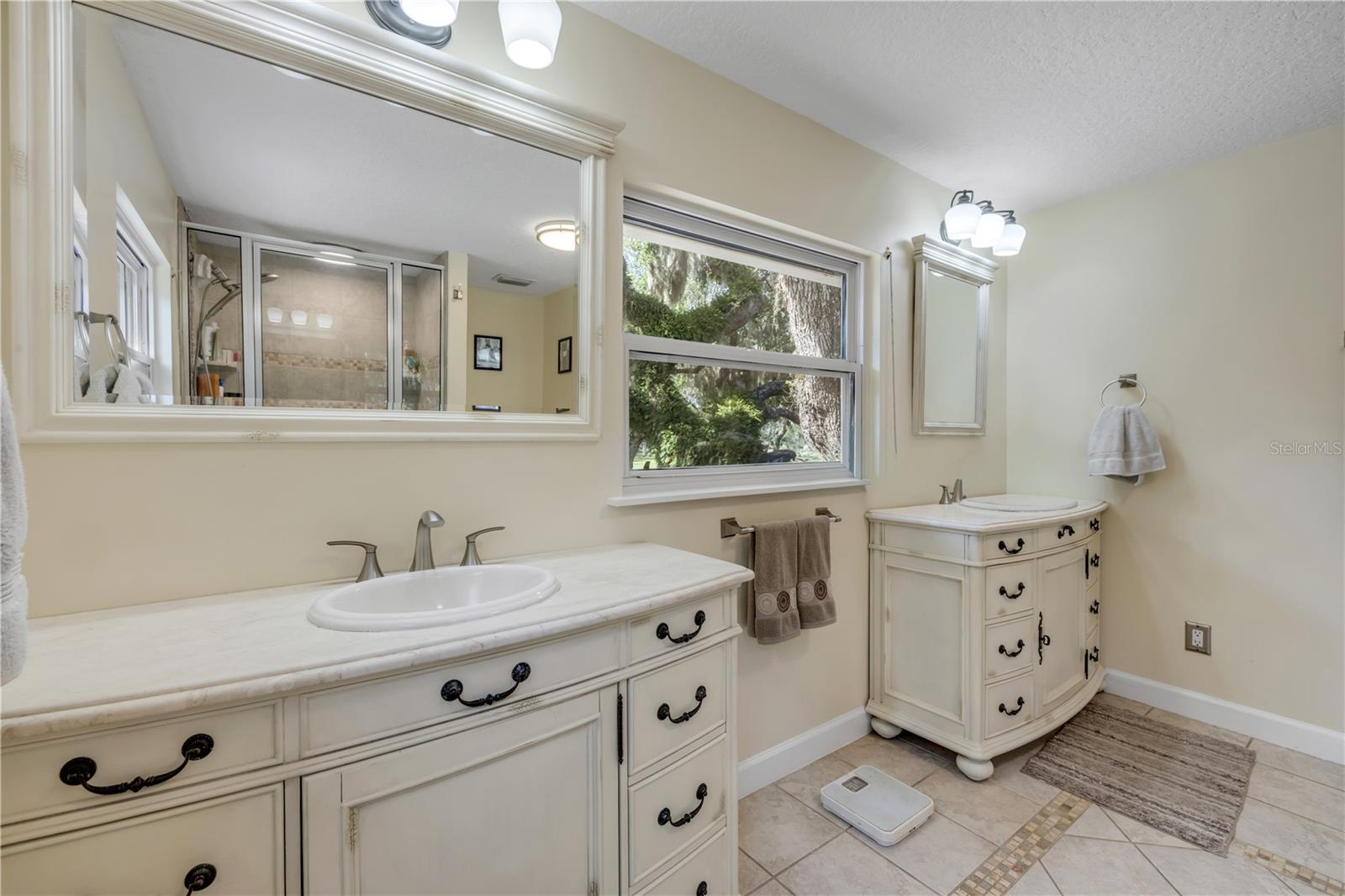 800 HIDDEN OAKS LN