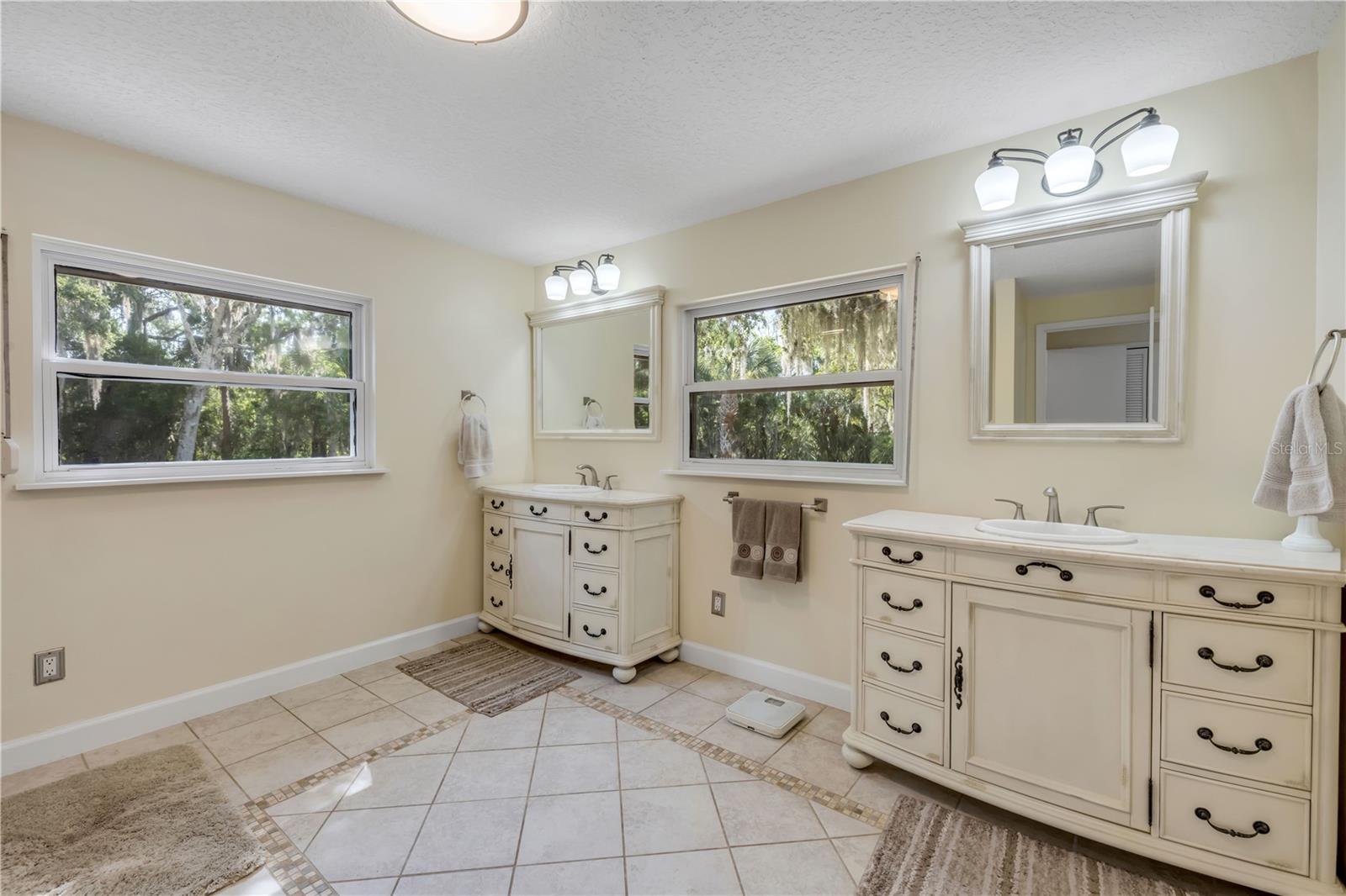 800 HIDDEN OAKS LN