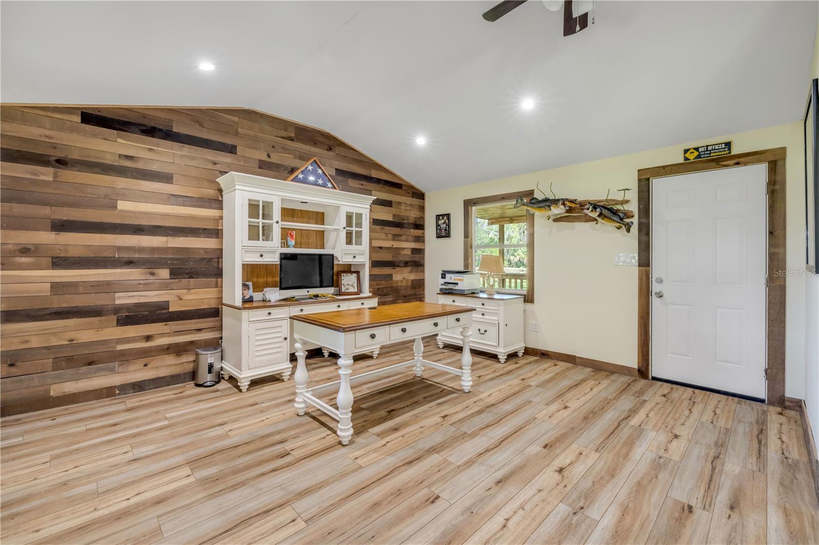 800 HIDDEN OAKS LN