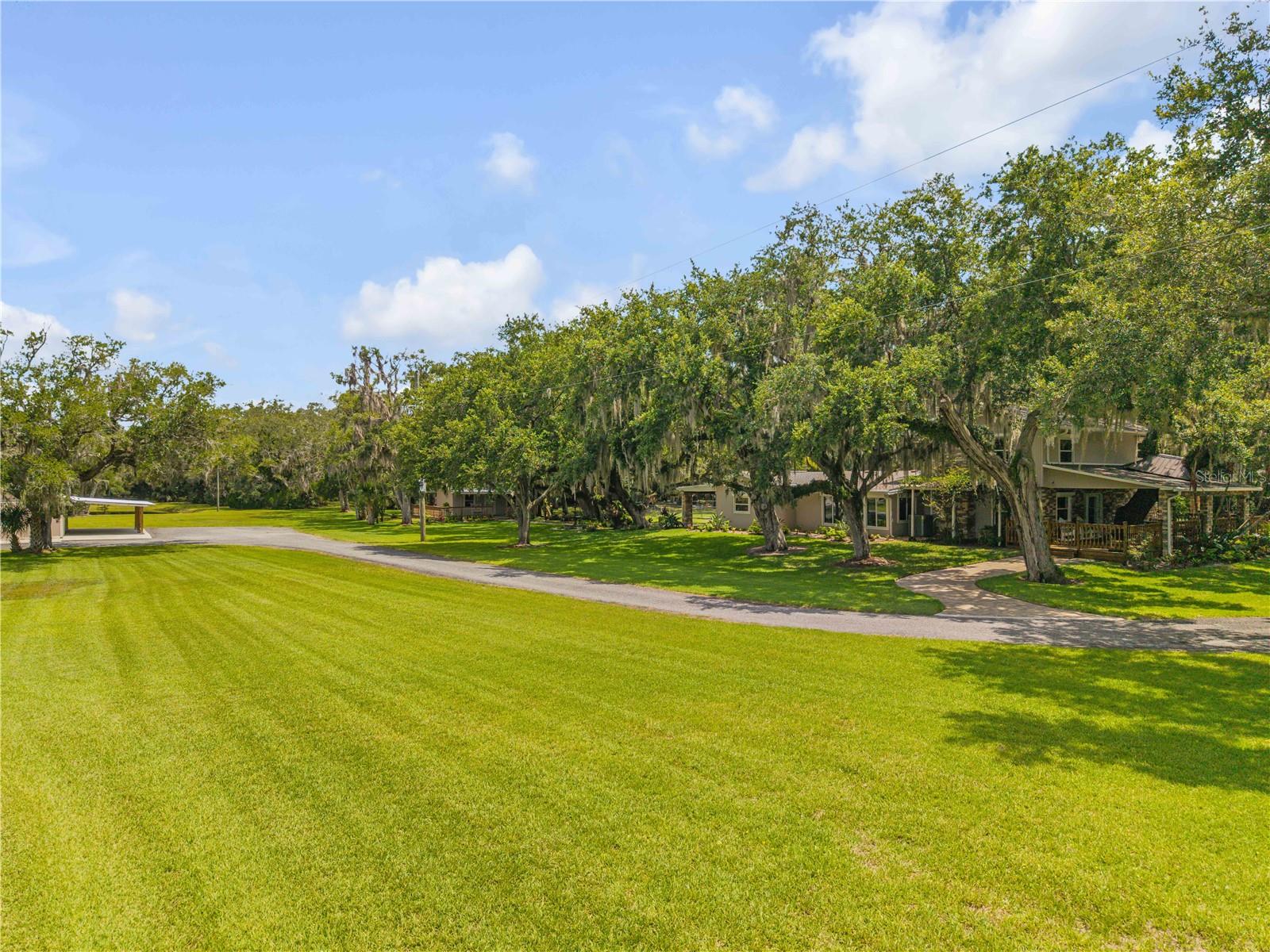 800 HIDDEN OAKS LN