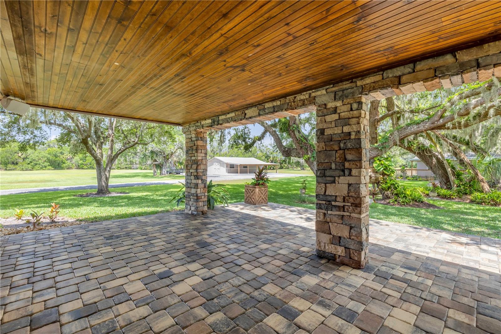 800 HIDDEN OAKS LN