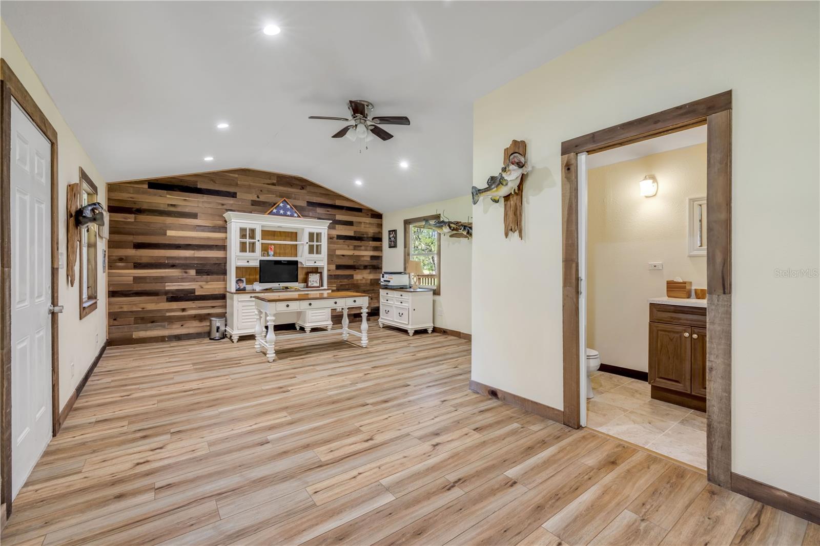 800 HIDDEN OAKS LN