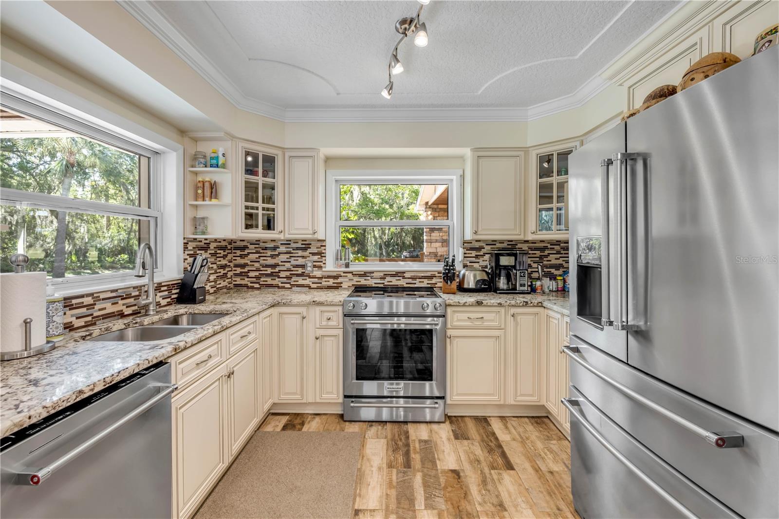 800 HIDDEN OAKS LN