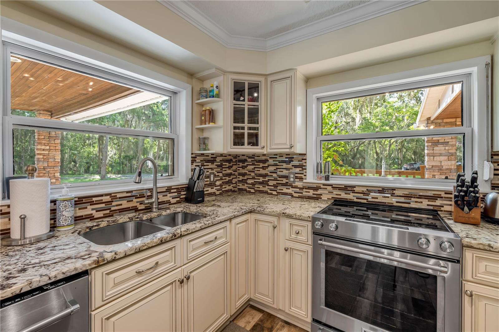 800 HIDDEN OAKS LN
