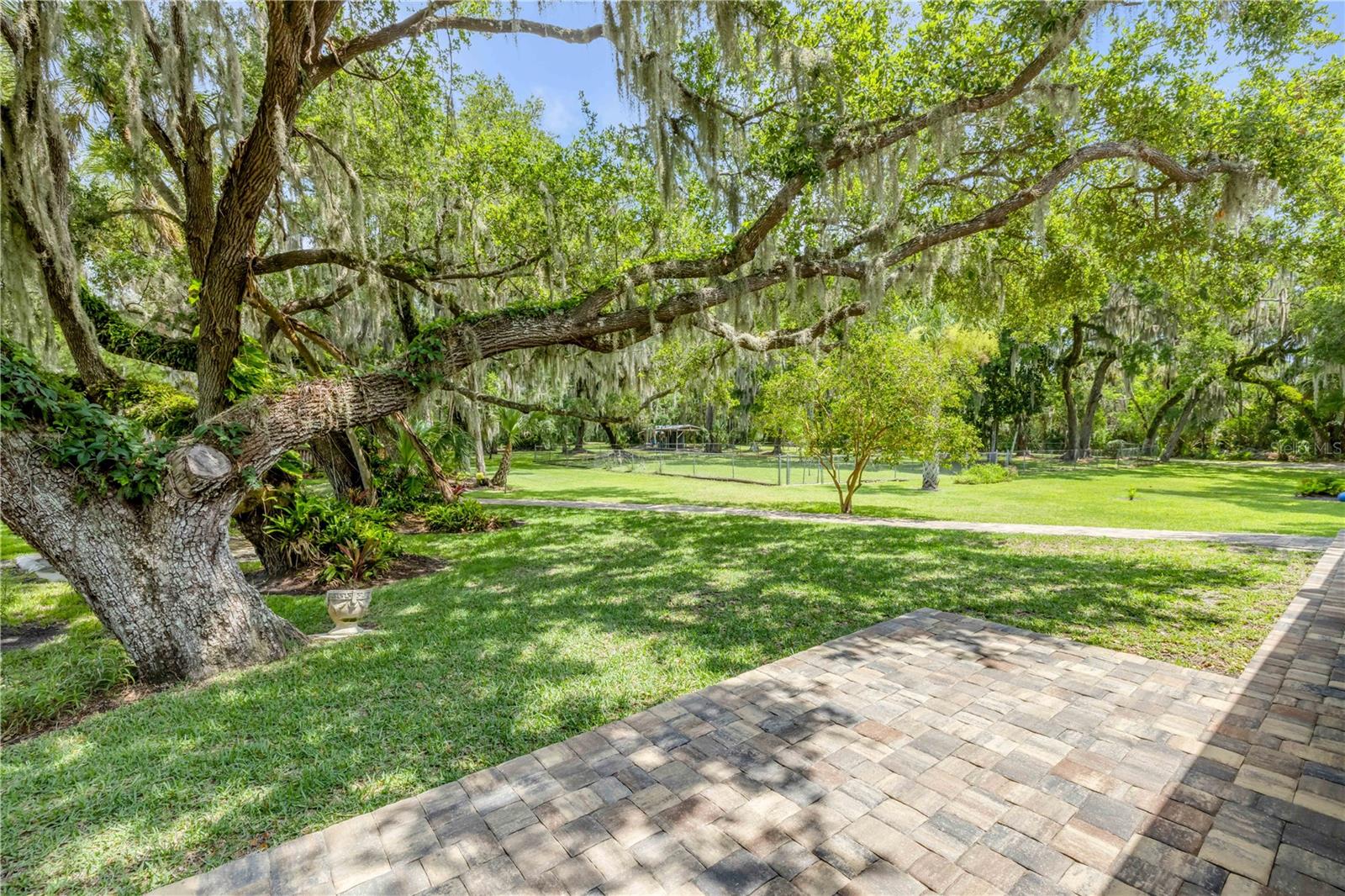 800 HIDDEN OAKS LN