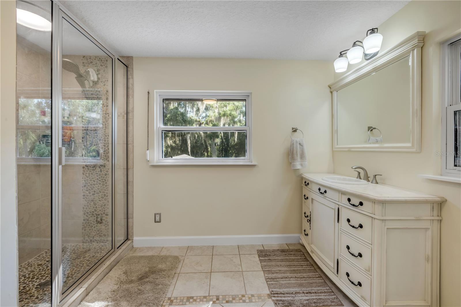 800 HIDDEN OAKS LN