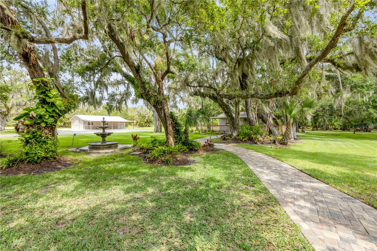 800 HIDDEN OAKS LN