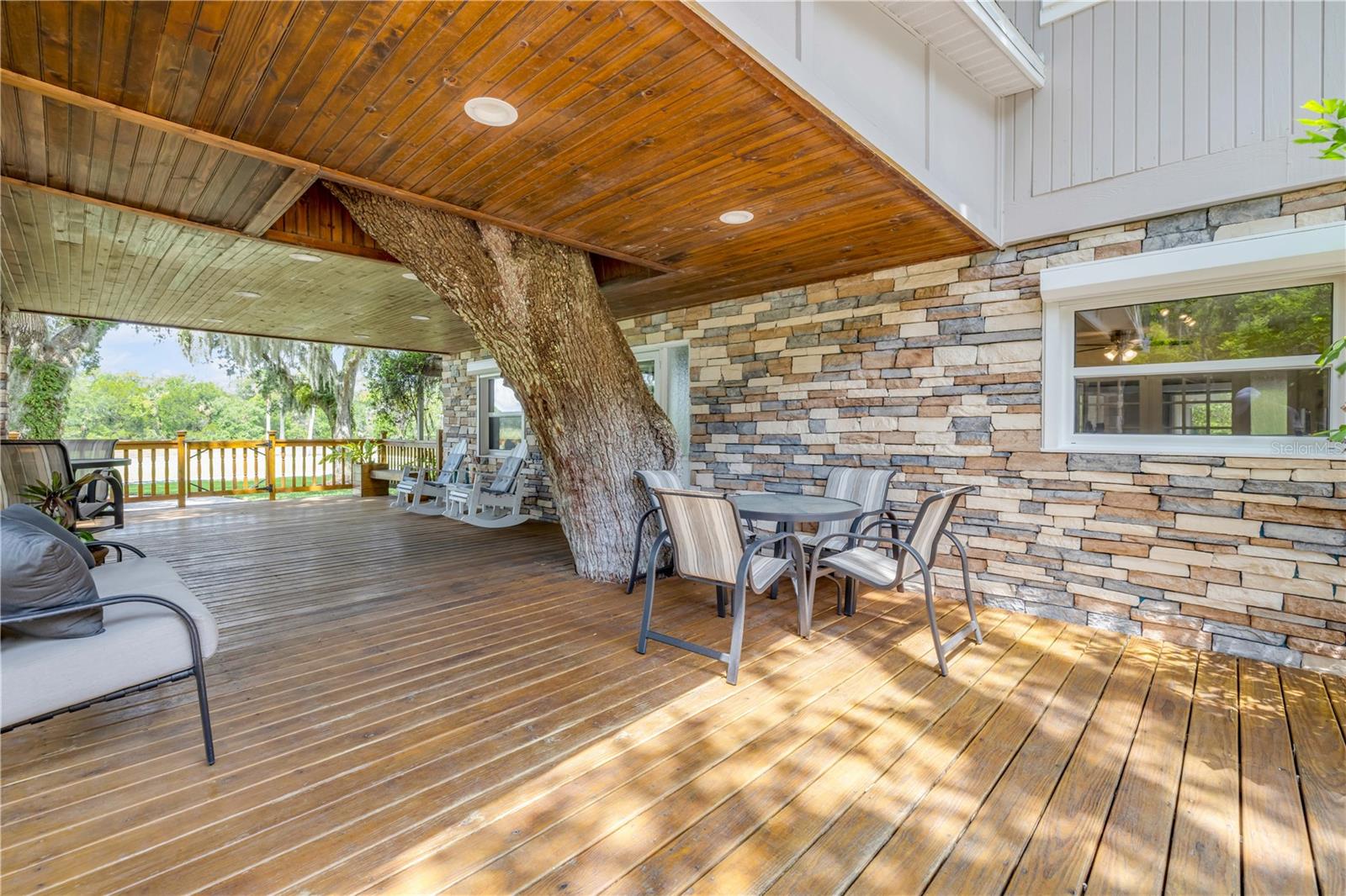 800 HIDDEN OAKS LN