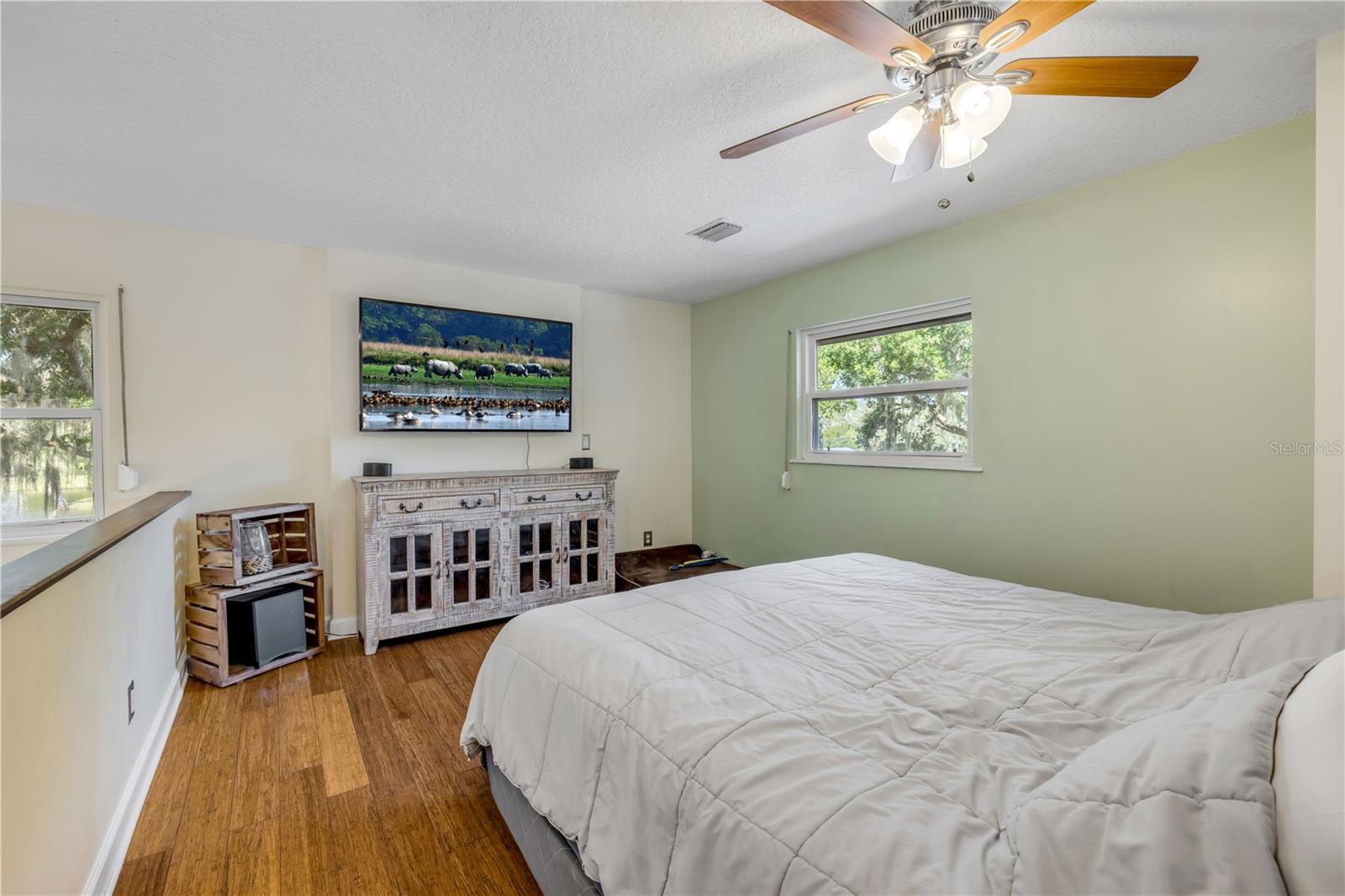 800 HIDDEN OAKS LN