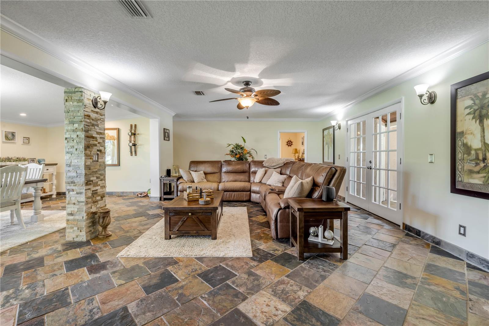 800 HIDDEN OAKS LN