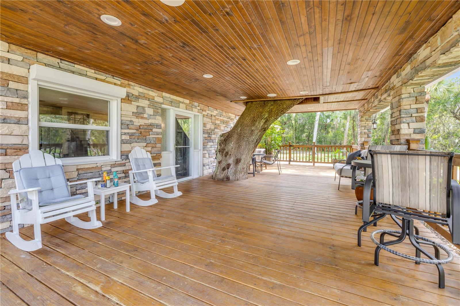 800 HIDDEN OAKS LN