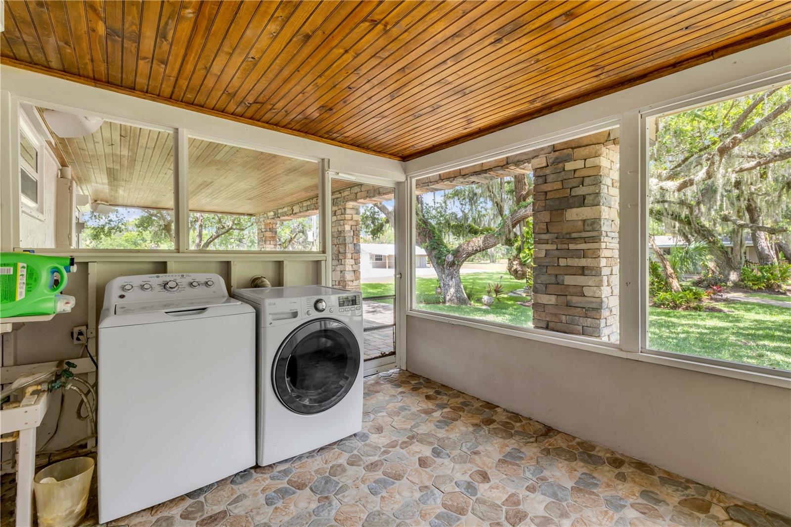 800 HIDDEN OAKS LN