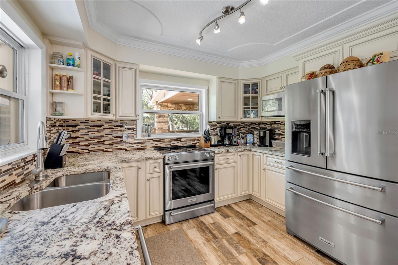 800 HIDDEN OAKS LN