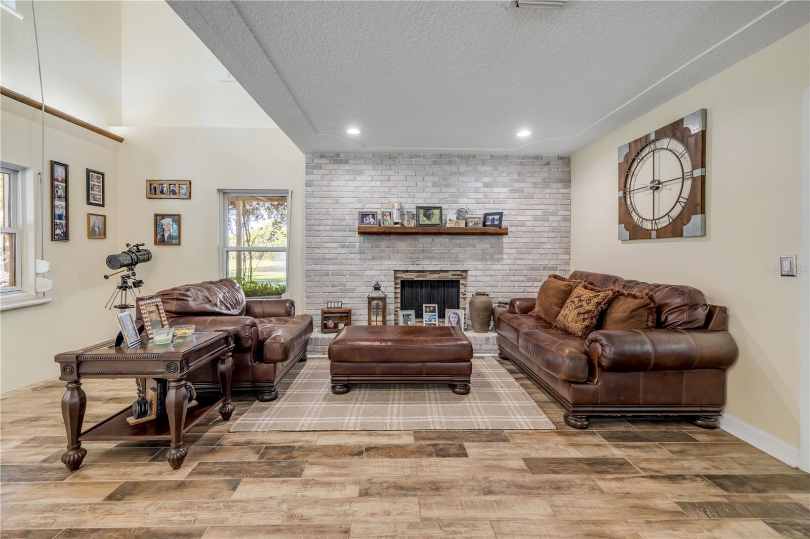 800 HIDDEN OAKS LN