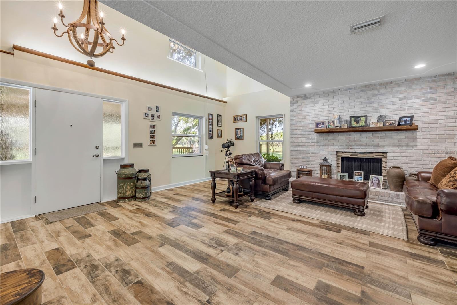 800 HIDDEN OAKS LN