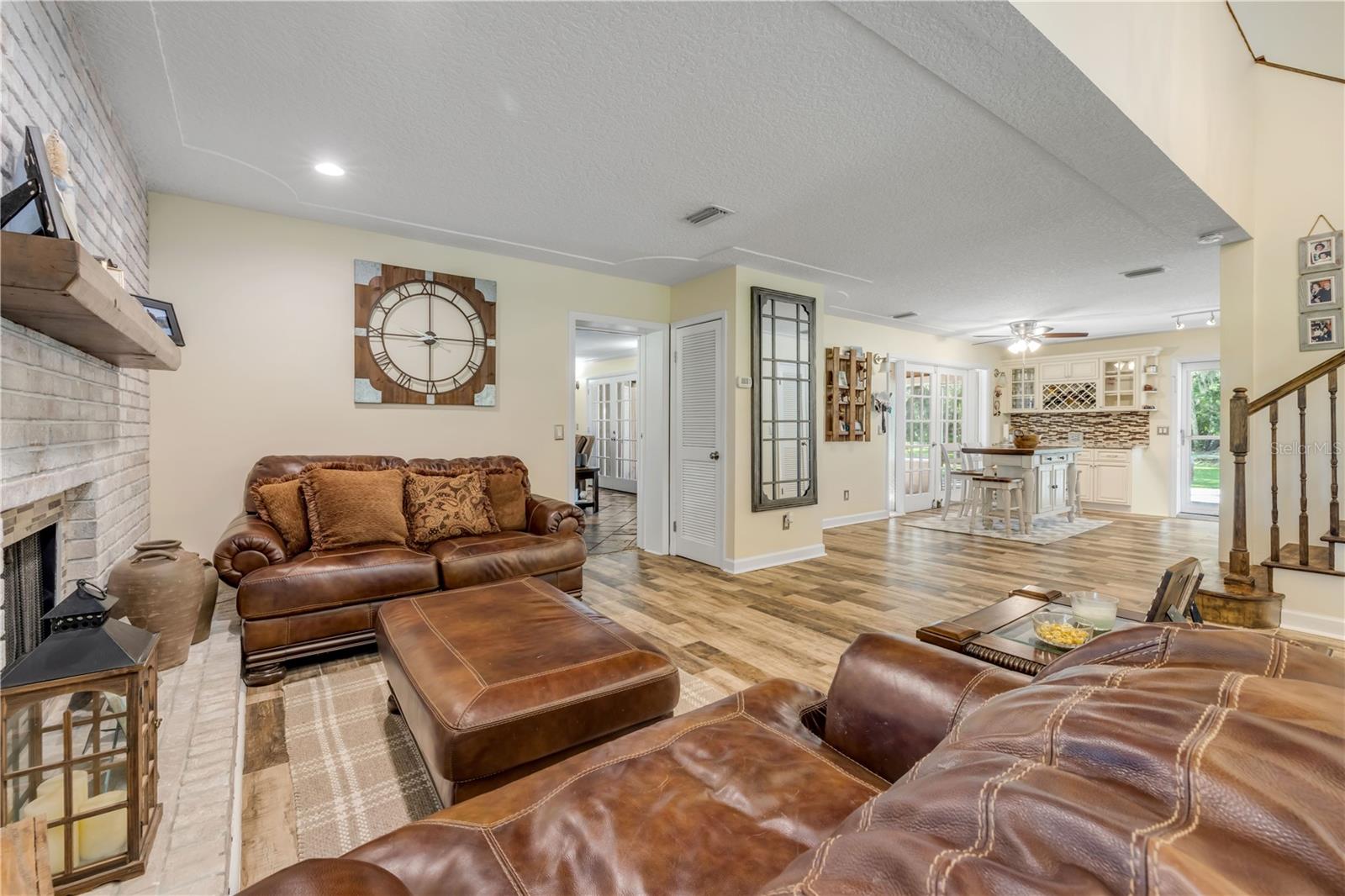 800 HIDDEN OAKS LN