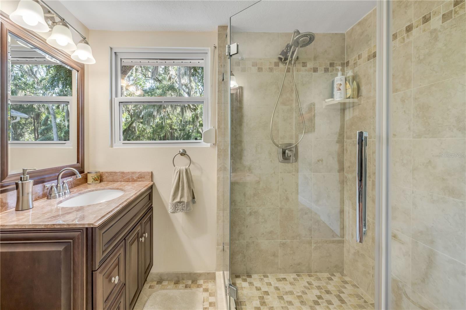800 HIDDEN OAKS LN