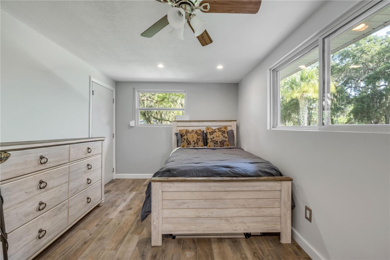 800 HIDDEN OAKS LN