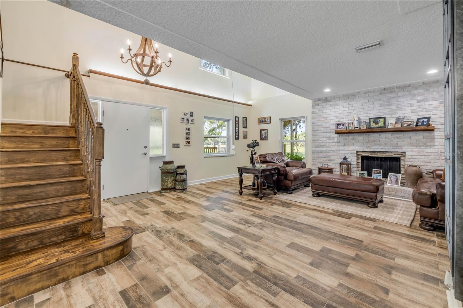 800 HIDDEN OAKS LN