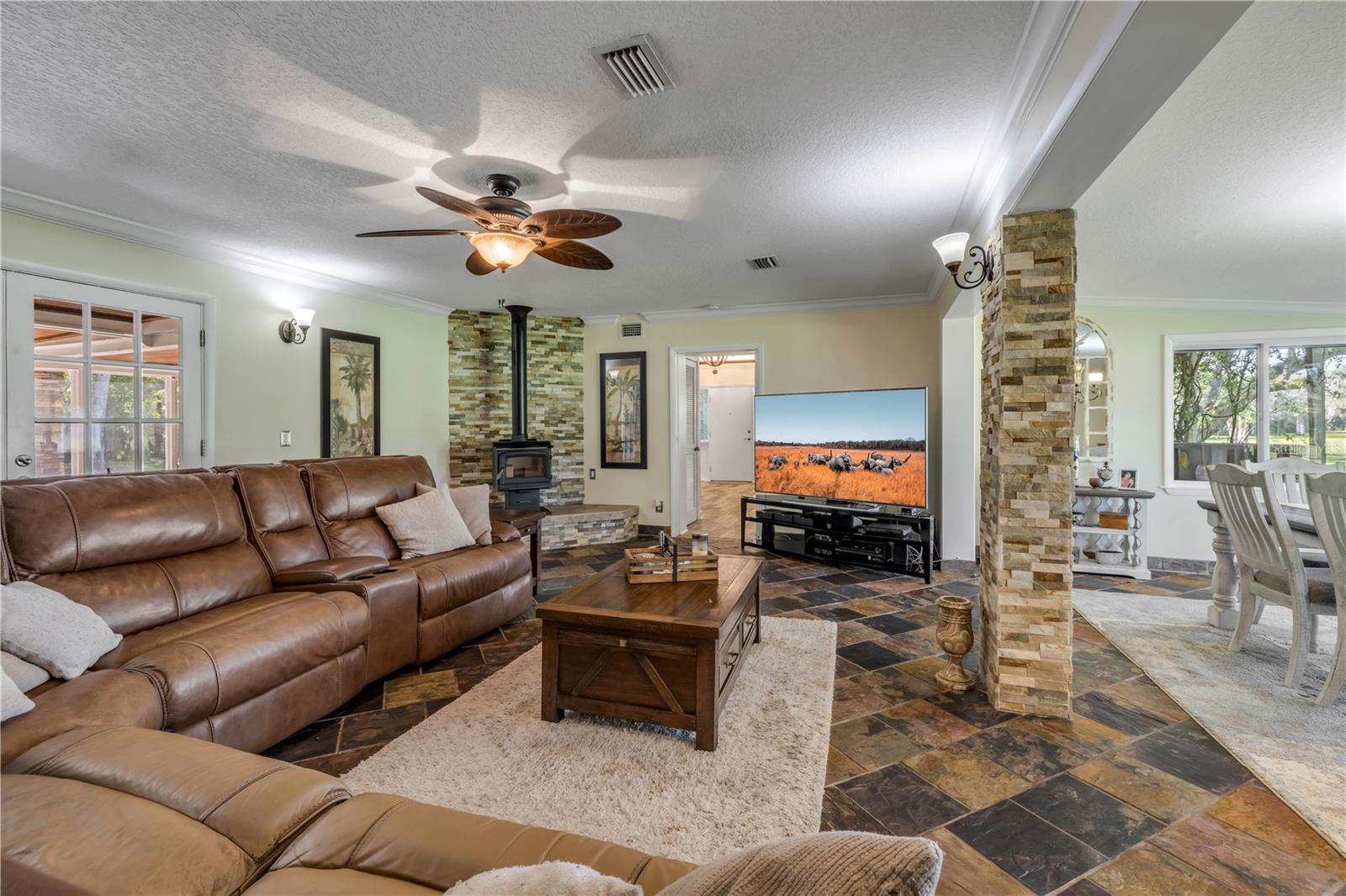 800 HIDDEN OAKS LN